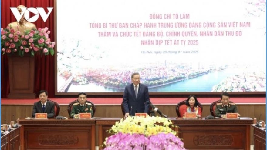 Party leader extends Tet greetings to Hanoi authorities and residents